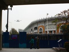 一旦、HOTELに戻ってから圓山駅へ。
サッカー場の上空を松山空港に着陸する飛行機たちが、低空飛行で何度も横切っていく。