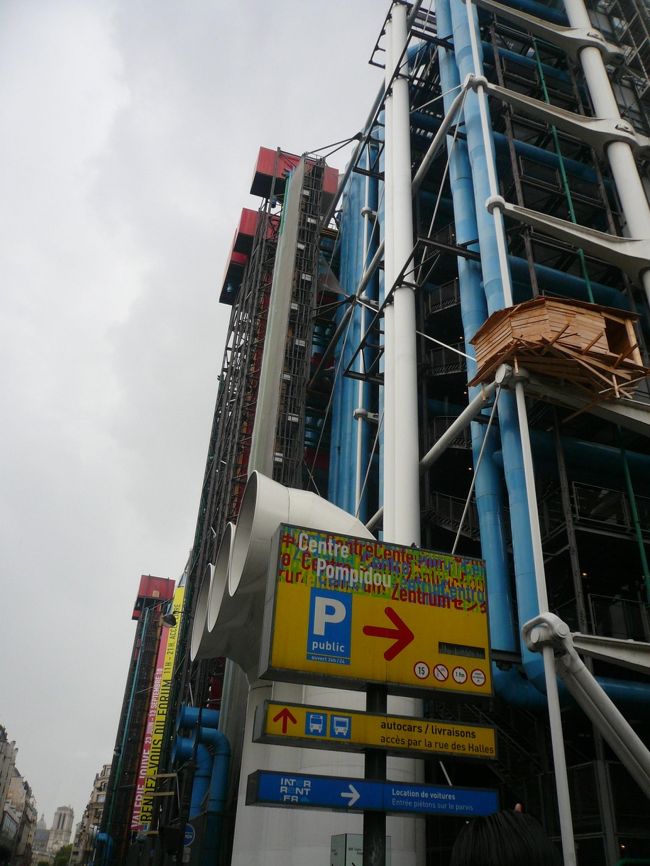 雨なのでとりあえず建物を見る間もなく<br />中へいきましょー！