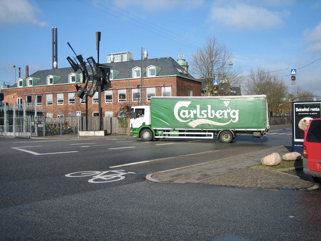 お天気がよくなってきました。<br />駅から近いようでとても遠い・・・<br />工場をぐるーっと一週して中にやっと入る感じです。<br /><br />犬のフンがあちらこちらに。<br />気をつけてあるかないと。<br />