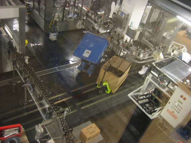 試飲は最後なので、まずミュージアムを見て回ります。<br /><br />中が暗くて、いまいち道順がわかりにくいです。<br />横浜のビール工場とはまったく違った感じで、工場見学というより<br />ミュージアムです。（なぜか、足尾銅山を思い出してしまった･･･）<br />昔のビールを作る工程を人形が再現していてといった感じです。<br /><br />ビールを実際に作っているところは最後の最後、ボトル詰め作業のときに<br />ちらりと見えます。