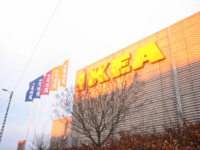 また電車に乗って、IKEAへ。<br />IKEAは全世界同じような感じ。<br />違ったのはオリジナルのハンドクリームなんかが売ってました。