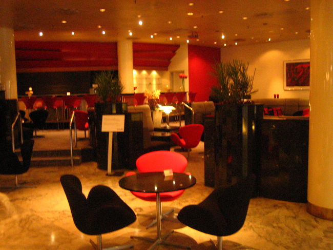 とても落ち着いていて素敵なロビー。<br />赤と黒のスワンチェアがあります。<br />スワンチェアは1956年に製作、SASロイヤルホテルのロビー用にデザインしたチェアで、白鳥の優美さをモチーフとしています。 