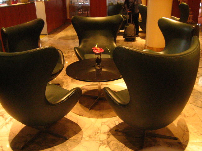 エッグチェアもありました。<br />エッグチェアは1958年に制作。<br />こちらもやはり、SASロイヤルホテルのためにデザイン。<br />身体を包み込む形状からこの名前がついたそうです。