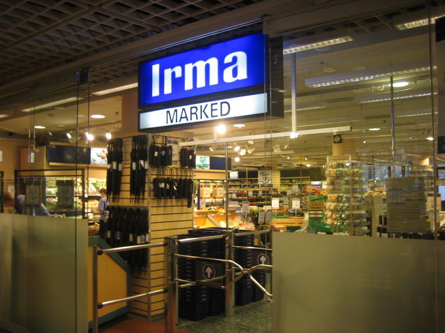 Irmaにペットボトルを返却にきました。<br />デンマークはペットボトルを返却するとデポジット金が戻ってきます。回収したペットボトルは再利用されてます。<br />なのでこちらで売っている飲料のペットボトルは傷だらけ。<br />とてもEco！