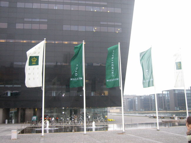 デンマーク王立図書館、通称「ブラックダイヤモンド」です。<br />南アフリカ産の黒色花崗岩を使用した外壁が黒く光っています。何かの基地みたいです。