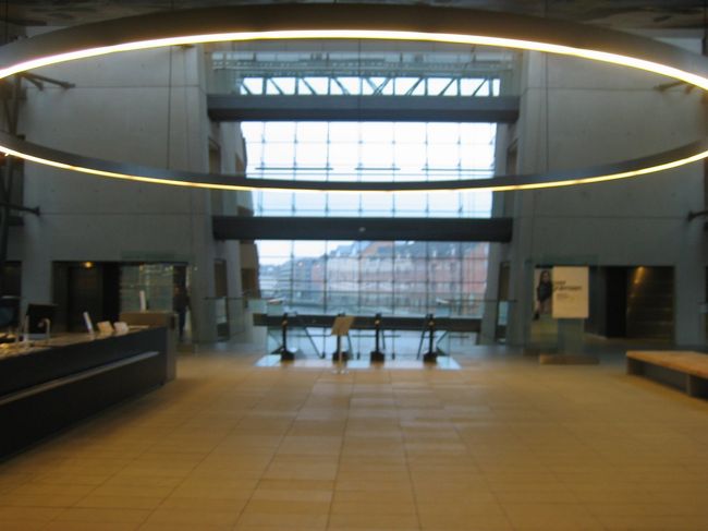 1999年に完成したこのデンマーク王立図書館。<br />運河沿いにあり、大きな窓ガラスからは外の景色が見えて開放感があります。<br /><br /><br />建物の中は吹き抜けになっていて、とっても広いです。