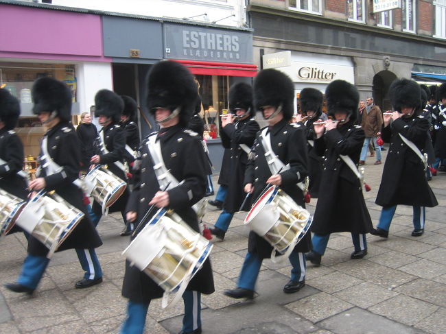 街中で遭遇したアメリエンボー宮殿に行く途中の音楽隊。<br />軽やかな音楽で行進してました。<br /><br />ここでコペン観光は終了です。。。