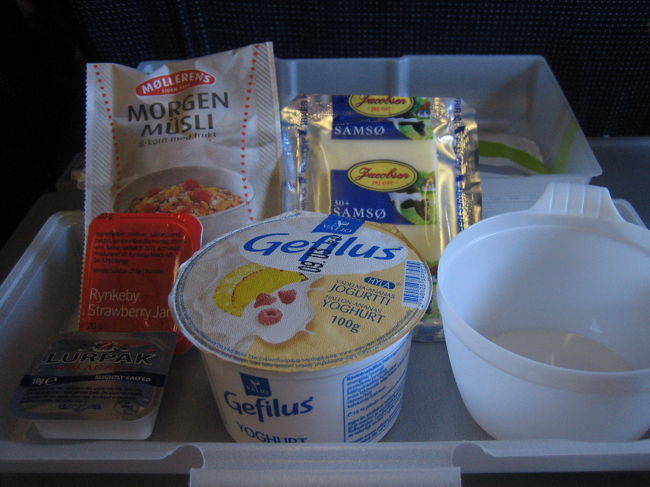 SAS機内食の軽食。<br /><br />北欧詰め合わせ！！！<br />もったいなくてなかなか手がつけられなかった。<br />パッケージがいちいち素敵。<br />ヨーグルト以外は家でゆっくりいただきました。