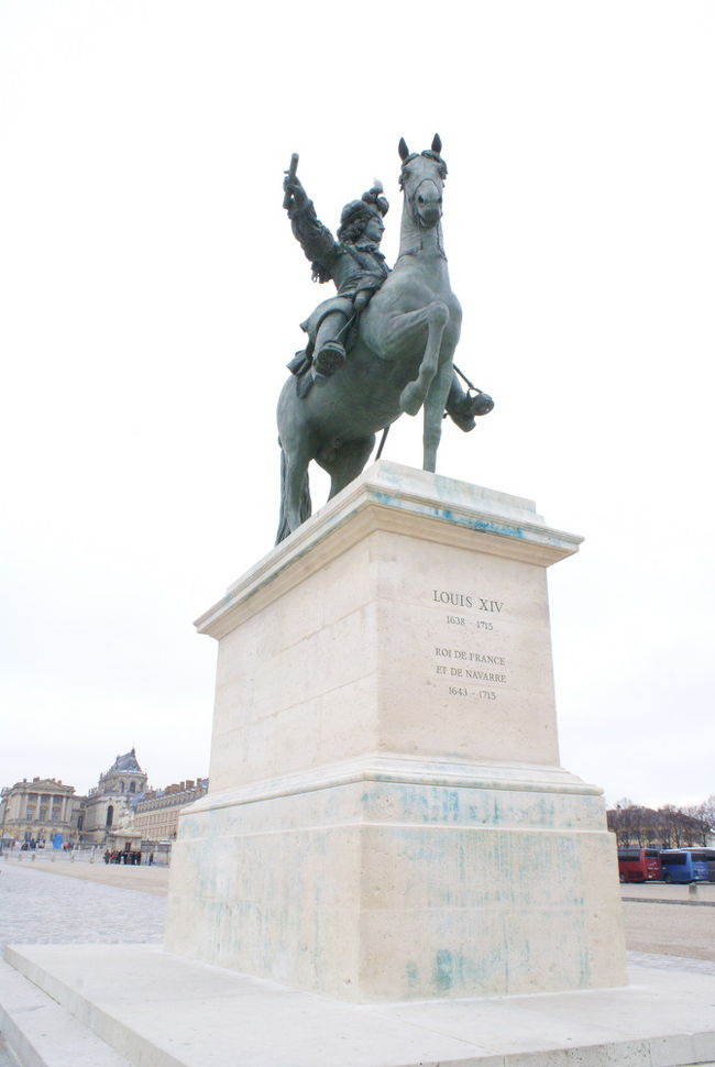 ベルサイユ宮殿、パリから半日ツアーがありますが、自分でも簡単に行けます。<br />RERに乗ること４０分、そこから徒歩１０分ほどです。<br /><br /><br />まず迎えてくれるのはルイ１４世像。<br />ベルサイユ宮殿を作った人です。