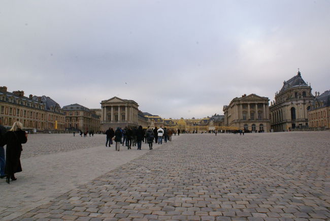 貴族が作った屋敷があまりに立派でその貴族に嫉妬し、その貴族を投獄した上に設計担当者を引き抜いて作らせた建物。<br /><br />もともと狩猟の館だったそうです。<br /><br /><br /><br />宮殿と庭、離宮もありとにかく広大です。