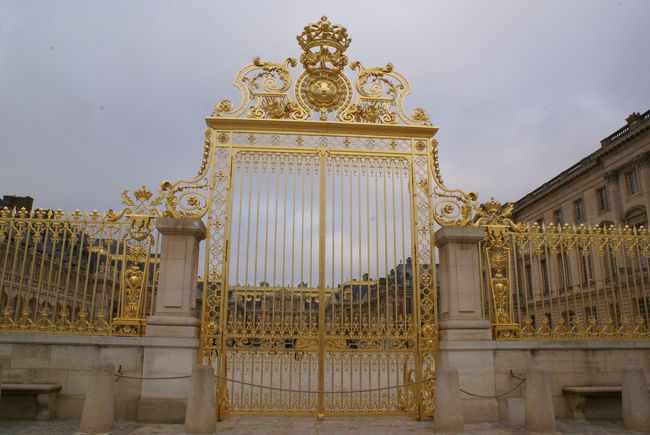 門。<br /><br />この門を囲むようにコの字型に建物があります。