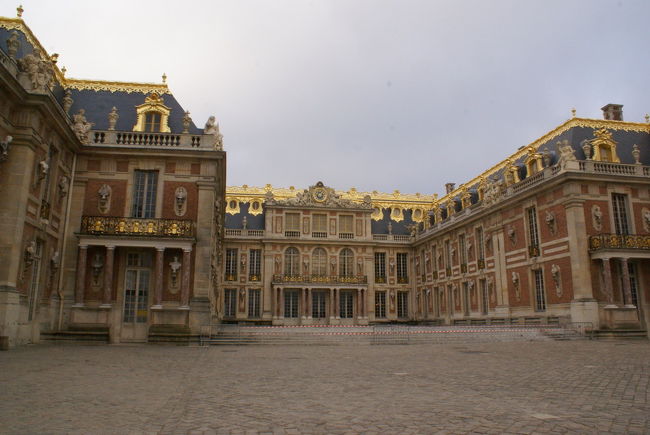 正面２階が鏡の間です。