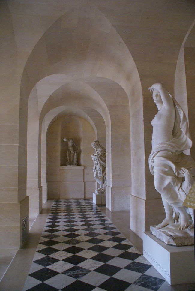 回廊。<br />この上が鏡の間。