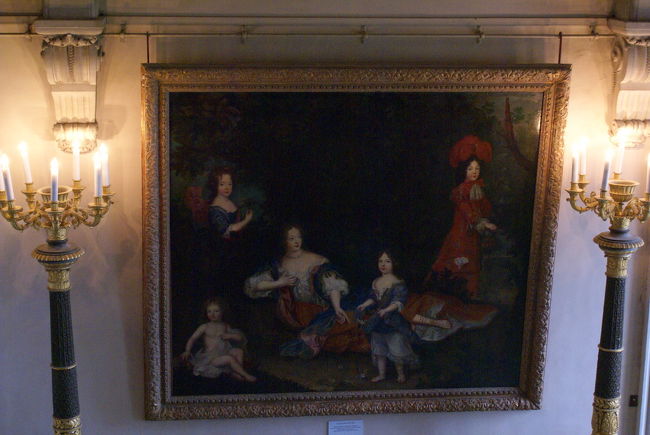 ２階への階段横にあった絵。<br /><br /><br />普通の家族の光景。<br />だけどこのベルサイユ宮殿での生活すべてが絶対王政の実現のために利用され、ルールやマナーなどが色々決められた窮屈な場所だった。