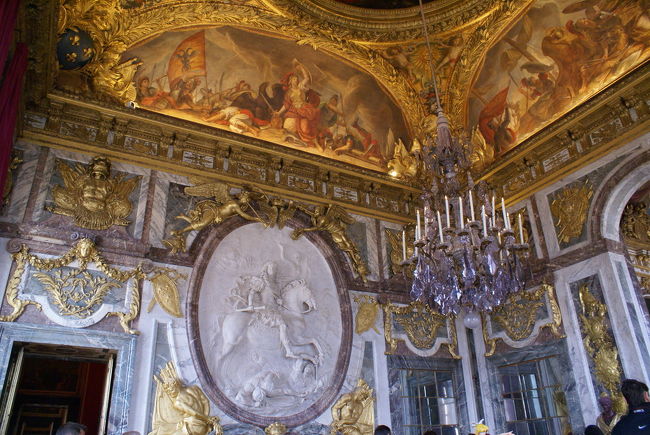 鏡の間の次の間。<br /><br /><br />この部屋の隣に・・・