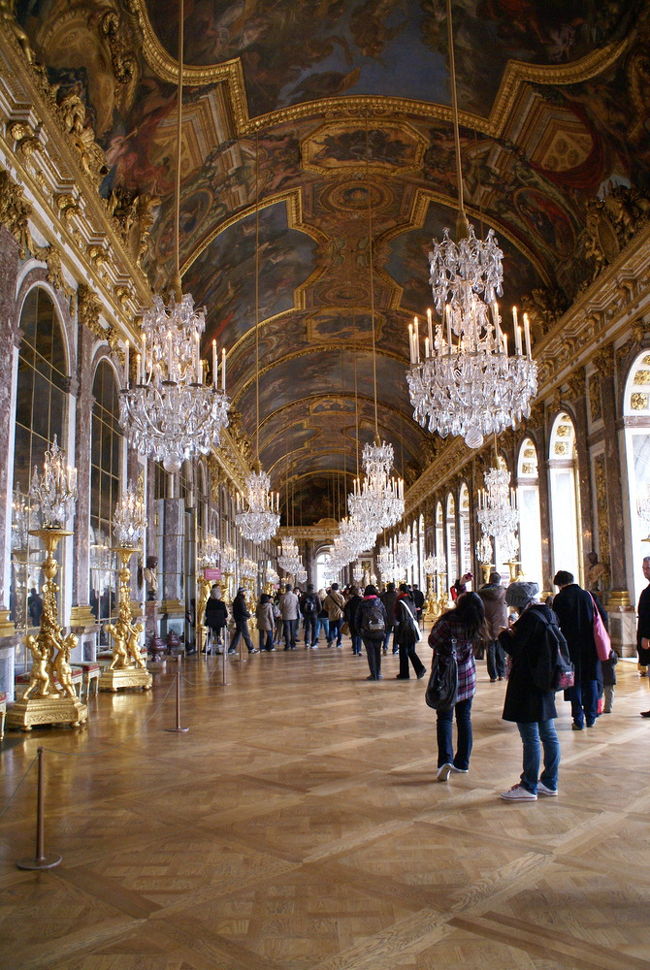 鏡の間です！<br /><br />1919年、ベルサイユ条約が結ばれた場所です。<br />学生時代、『みんな行く行く（１９１９）ベルサイユ〜』って覚えませんでした？