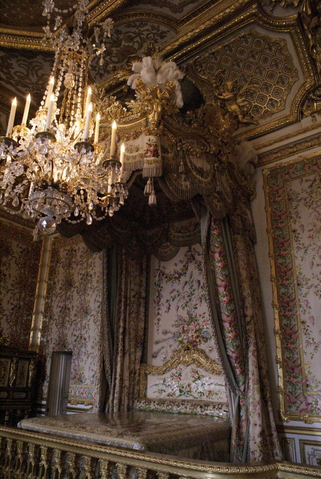 王妃のベッドルーム。<br />マリー･アントワネットもココで寝ていたはずです。<br /><br /><br />天蓋って憧れる。