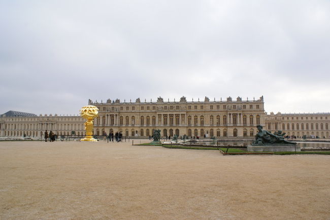 庭園にやってきました。<br /><br />庭園から眺めた宮殿。