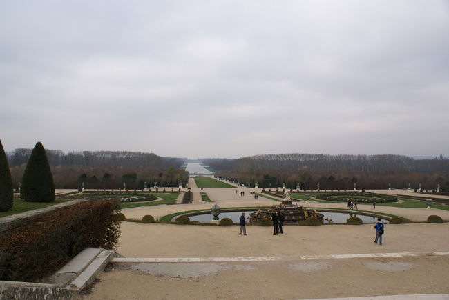 庭園はこちら。<br />前回歩きましたが、かなり遠い！<br />狩猟場だった・・・ってので納得。<br /><br />宮殿より多くの人を使って作られたこの庭園、ルイ14世は民衆の誰もがヴェルサイユに入れるようにし、権力と偉大さを刷り込んだそうです。<br /><br /><br />こんなで念願の南仏も終了。