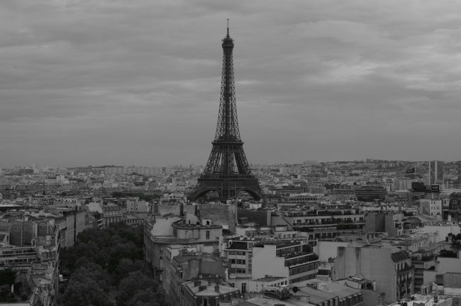 エッフェル塔もモノクロで。