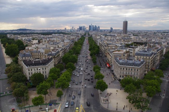 遠くに新凱旋門が見えます。