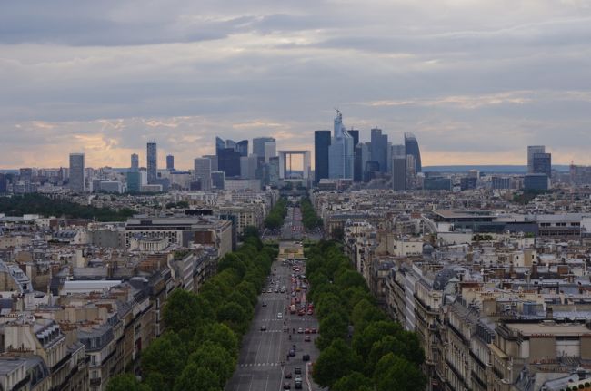 新凱旋門をズームアップ。