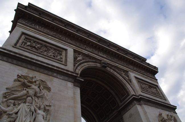 近くで見ると、結構細かく彫刻が施されてます。