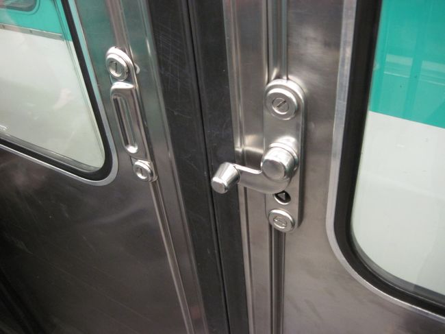 ドアは開ける際は手動。これを見るとパリに来たと実感する。