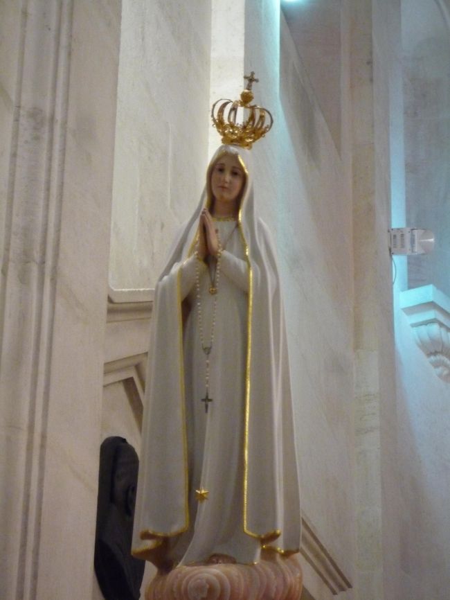 この地にマリヤ様が出現したのです。感動！<br /><br />（私は信者ではないですが、キリスト教関係の建物、絵画、彫刻、遺物に興味があります。）<br /><br />この後、駐車場のそばにあるお土産屋さんで急いで買い物をしました。<br /><br />実はこういった教会のそばには、十字架やマリヤ様などをかたどったかわいいネックレス（しかも安価なもの）がたくさん売っています。ペンダントヘッドなどほんとにかわいいですよ。<br /><br />ちょっと時間がなかったので、全店見れませんでしたが、5店舗くらい回って、かわいいものは即買いしました。<br /><br />ペンダントヘッドなど1個１ユーロくらいです。ネックレスで３ユーロくらい。<br /><br />十字架のネックレス、シンプルなセーターにすごく役立ちますよ！