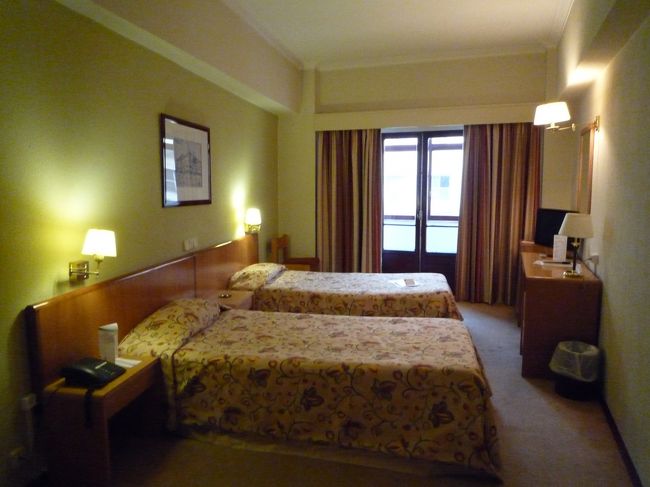 ファティマを後にして、バスはコインブラに向かいます。<br />予定では19時くらいに到着となっていたのですが、道も快適だったので、なんと17:30くらいに到着しちゃいました。<br /><br />チェックインもスムーズで、18:00にはお部屋に。<br /><br />ホテルはコンフォートインアルメディーナです。<br /><br />部屋はこんな感じ。とっても広い部屋でした。<br />ここもWiFi　無料！<br /><br />しかも夜寒かったので毛布をお願いしたら、3分でもってきました。<br />このクラスのホテルでは奇跡的です！