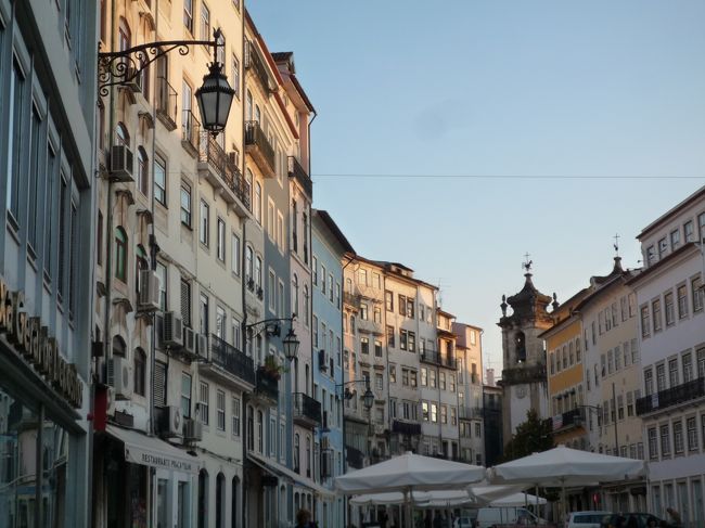 到着も早かったので、コインブラの街ぶらに出かけました。<br /><br />今回のツアーも夕食は全食キャンセルして、外のレストランでいただくことにしていました。<br />ただしコインブラは到着が遅くなりそうだったので、ほんとはあきらめていたのですが、ラッキィでした！<br /><br />夕焼けに真っ赤に染まるコインブラの街並みは素敵でした。