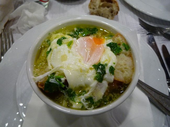 コインブラでは「カルドカルド」というレストランに入りました。<br />実はこの前にガイドブックで絶賛のお店にはいったのですが、案内されて、メニューを渡されてから、20分もウェイターがこない。混んでいて・・というのではなく、早すぎてお店が開いていない？感じでした。でも入れてくれたのはなぜ？<br /><br />で・・あんまりこないので、出てきちゃいました。そしてここにきました。<br /><br />ここは英語のメニューとちょっとだけ英語がわかるウェイトレスさんがいてくれてよかったです。<br /><br />まずはスープ！アレンテージョ風です。<br />ニンニクと香草のペーストにパンが入っていて、半熟卵がのっているものです。リスボンでも食べましたが、ここのがおいしかったです。<br />オリーブオイルがたっぷりなのに、あんまり油を感じない！あ〜日本でないかな？