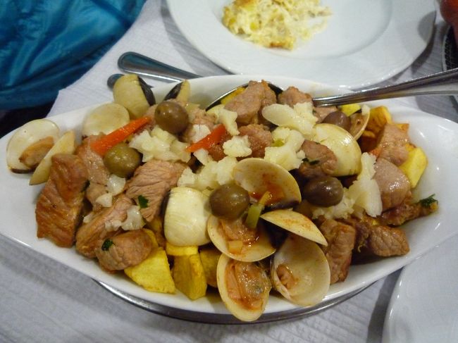 これも食べたかった料理。豚肉とあさりのアレンテージョ風。<br />これはパプリカを発酵させてつくった調味料で味付けされています。<br />少し酸味があり、こってりしていなくてパクパク食べれます。<br />この調味料、手作りもできるのですが、スーパーに売っていたので買ってきました。<br /><br />先日パスタに使用しましたが、ん〜！！美味です。