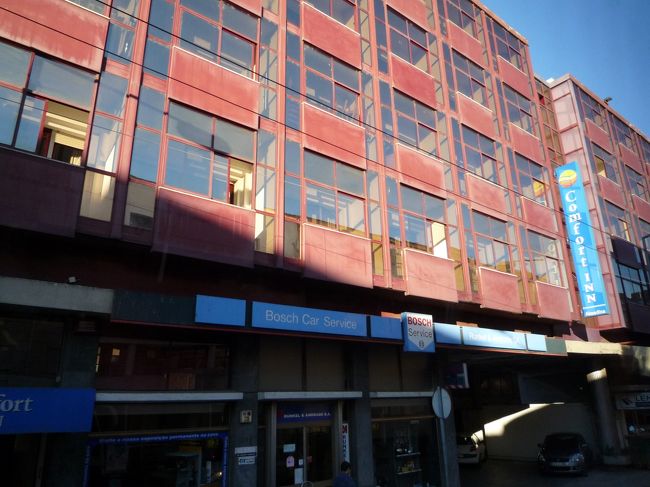 これがホテルです。<br />コンフォートインアルメディーナ<br /><br />中は見た目ほど悪くはないですよ。<br />また、中心まで歩いて15分くらい。