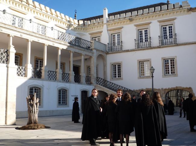 次の日は午前中コインブラ観光です。<br />コインブラ観光は主にコインブラ大学の観光です。<br /><br />中を一通りガイドさんと一緒にまわります。<br /><br />そういえば、リスボン以外は全部ポルトガル人のガイドさんなので、添乗員さんが通訳します。ちょっと大変そう・・<br /><br />ガイドブックにはコインブラ大学の学生のマントの話がでてきてましたが、卒業式くらいにしか見かけないかと思ったら、結構普通に着ていますね！