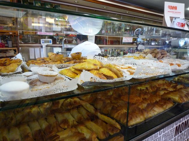 大学見学が終了して、ぶらぶら町まで降りてきました。<br />（大学は丘の上にあります。）<br /><br />そして自由行動！<br />まずは、陶器がほしくて目をつけていた陶器屋さんに直行！<br />2枚ばかり小鉢みたいのをゲットしました。<br />1枚20ユーロもしたので、この後ずっと手荷物でした・・<br />しかし、今我が家で活躍中です。<br /><br />その後、昨日もぶらぶらしたので、今日はカフェで甘いもの！いただきました。<br />写真の下のほうの細長いパイみたいのをいただきました。こってり甘い卵黄クリームです。昨日のシントラのほうがおいしかったかも？<br /><br />それと、この時期だからだと思いますが、露天の焼き栗売りがでています。20個くらい入ってて２ユーロでした。ほくほくでほんとおいしかった。<br /><br />このブログで何度おいしかったって記載することでしょう！