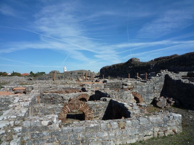 コインブラ観光が終了したら、近くのローマ遺跡コニンブリガ観光です。<br /><br />確かに・・ローマ遺跡ですが・・・想像力豊かでないと楽しめないかもしれません。ポルトガルツアーを散々比較しましたが、コニンブリガが入っているツアーはこのＪＴＢだけでした。<br /><br />でも？なんで？ここ？？