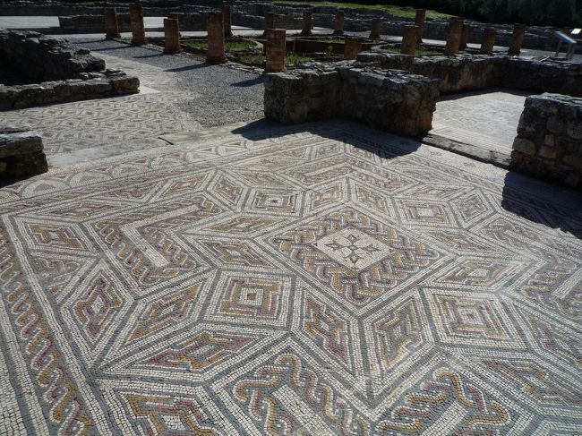 モザイク！きれいですよ。<br /><br />ここの観光なくして、コインブラ散策２時間くらいあってもよかったかも？<br /><br />コニンブリガを後にして、バスはコインブラにランチに戻ります。<br />（って・・・戻るんだし・・・）