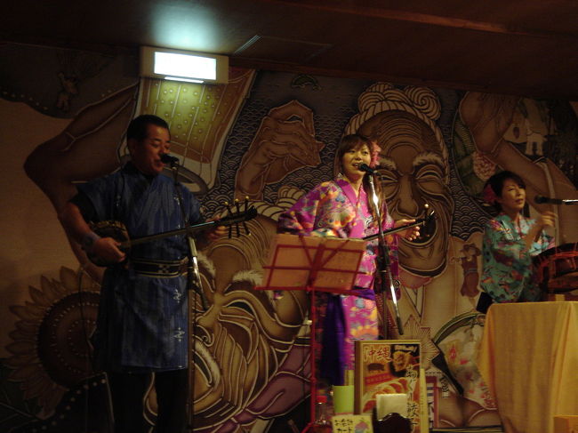 食事をとりながら沖縄民謡の生ライブ♪<br /><br />変なおじさん（はいさいおじさん）に<br />子供たちは大喜び☆