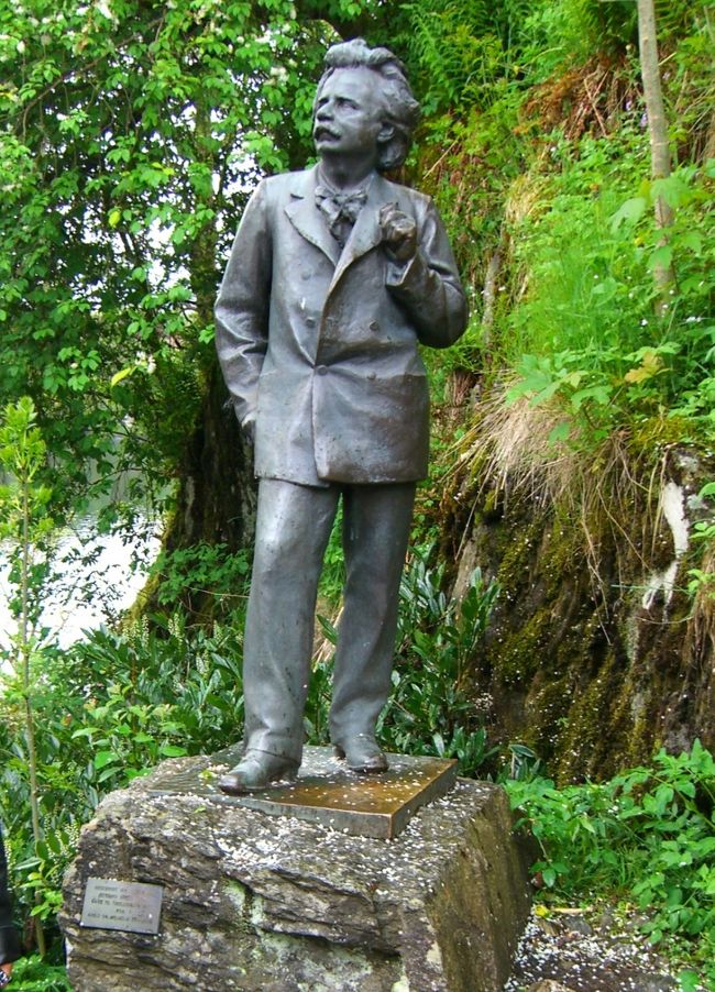 グリーグの銅像　グリーグは身長が１５３CMだそうで、それに合わせて造られています。