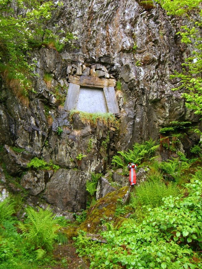 　グリーグのお墓<br />岩を掘って造られています。