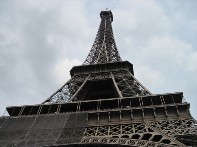 １０年前に上に上っているため、今回は入場せず。まあ、久しぶりのパリなので、外観だけでも楽しもうと。<br /><br />16：00くらいなのだが、入場待ちの列も長く、それも入場をあきらめた要因。<br /><br />今回は未訪問のパリを中心に観光する。