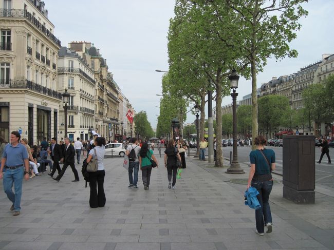 とりあえずシャンゼリゼ通り脇の地下道で、凱旋門直下へ。