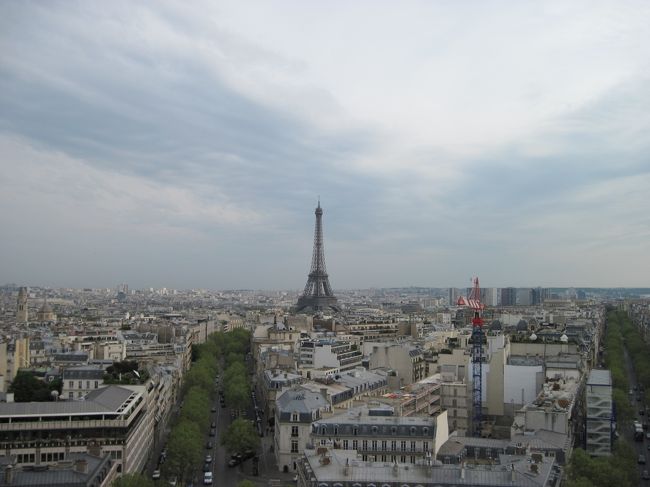 パリって大都市なのに、日本みたくごちゃついていない。<br /><br />電線と無秩序な広告が少ないからだと思う。
