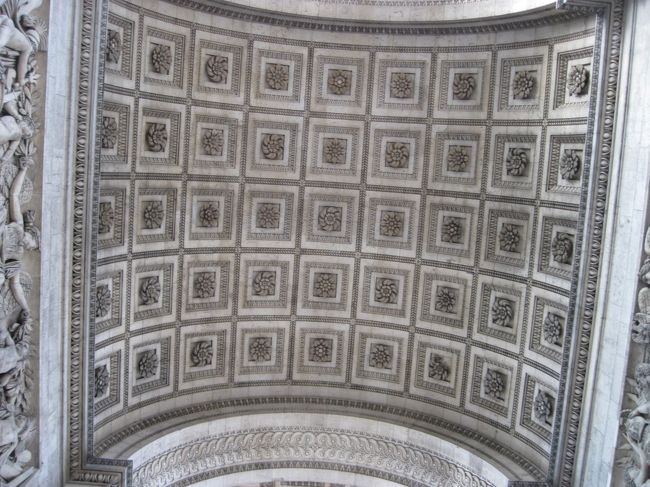 凱旋門を下から。