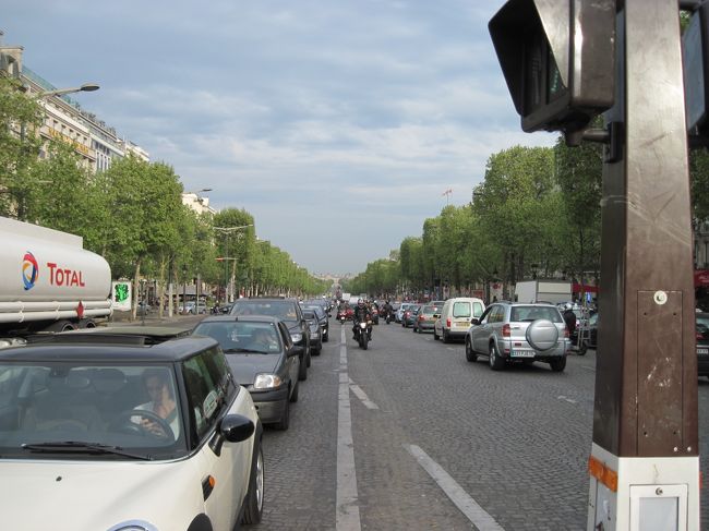 シャンゼリゼ通りをルーブル美術館の方向に向かう。