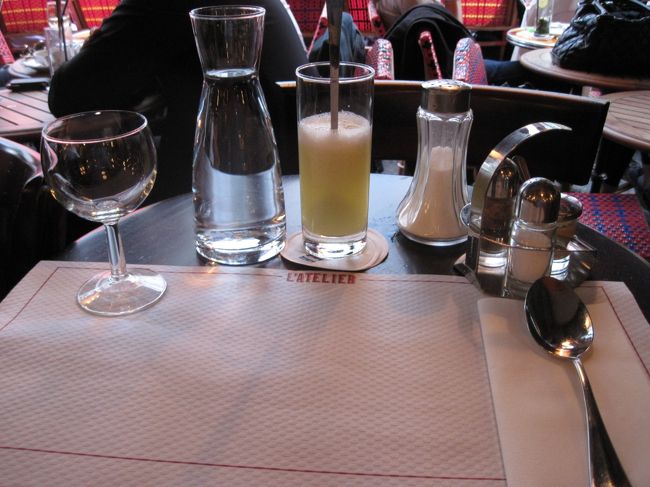 夕食はカフェで。シトロンプレッセを注文。