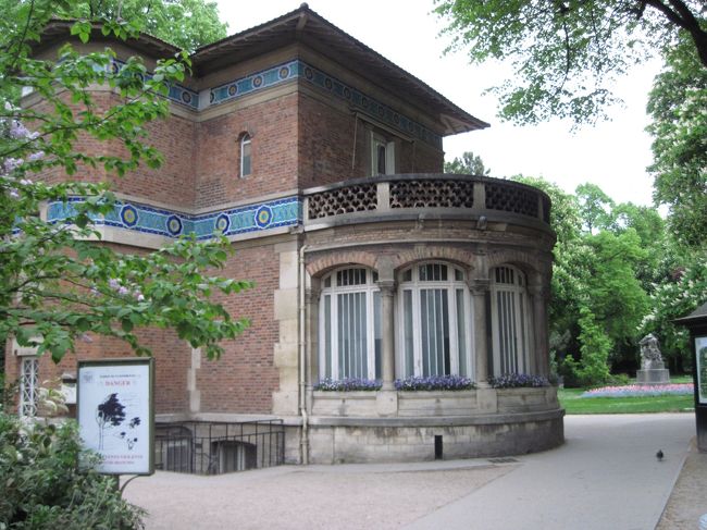 公園内にあった建物。何だろうか。