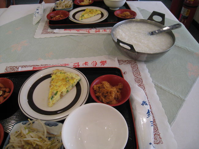 おかゆが美味しかった！<br />このあと中国人の団体さんに囲まれ落ち着かず<br />早々にレストランを後にしました・・・