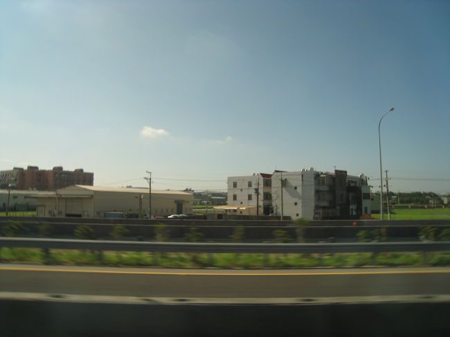 ツアーのバスが迎えに来て空港に向かって出発。<br />バスからの景色。台湾ともお別れ。
